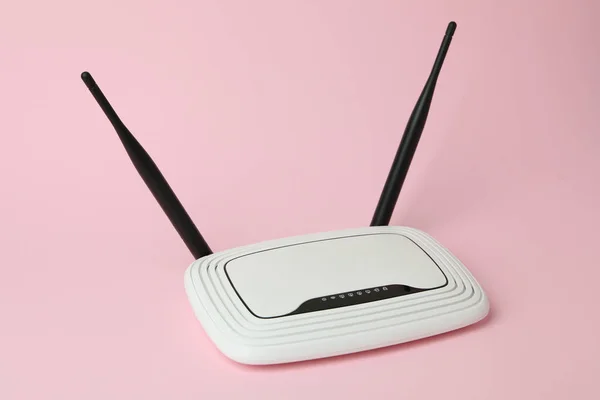 Router Met Externe Antennes Roze Achtergrond — Stockfoto