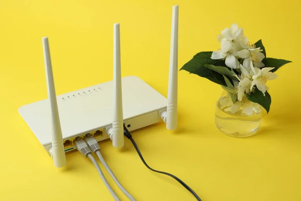 Router Bloemen Gele Achtergrond — Stockfoto