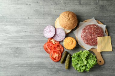 Gri desenli masada hamburger pişirme kavramı