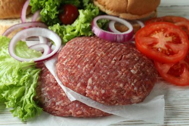 Hamburger malzemeli pişirme kavramı, yakın plan.