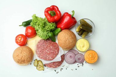 Beyaz arkaplanda hamburger pişirme kavramı