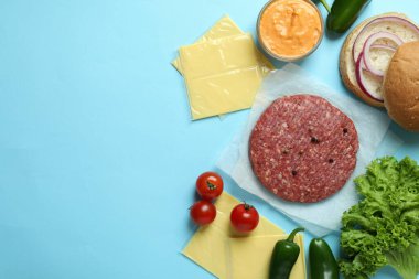 Mavi arkaplanda hamburger pişirme kavramı