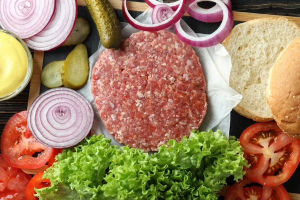Hamburger malzemeli pişirme kavramı, yakın plan.