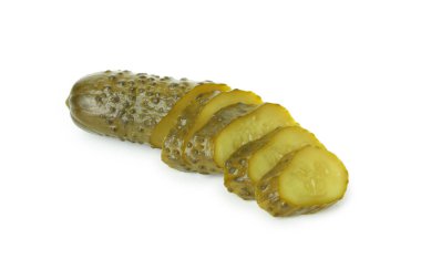 Bir doğranmış turşu beyaz arka planda izole edilmiş