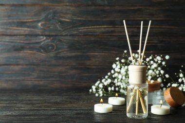 Ahşap masa üzerinde difüzör ile Aromatik konsept