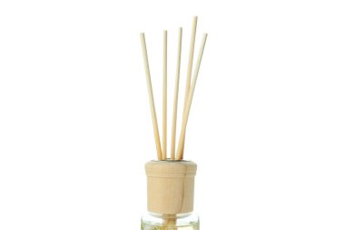 Beyaz arkaplanda izole edilmiş çubukları olan difüzör şişesi