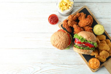 Beyaz ahşap masada fast food kavramı