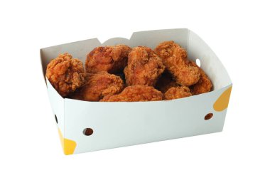 Beyaz arkaplanda nugget içeren kutu