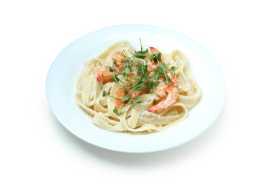 Beyaz arkaplanda izole edilmiş karides makarna tabağı