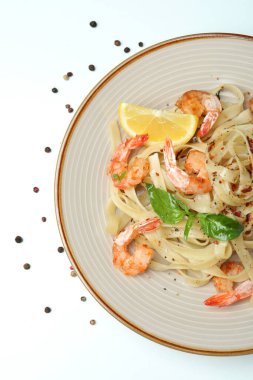 Beyaz arka planda karides makarna ile lezzetli yemek kavramı