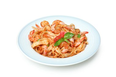 Beyaz arkaplanda izole edilmiş karides makarna tabağı