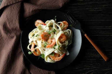 Kırsal ahşap zemin üzerinde karides makarna tabağı