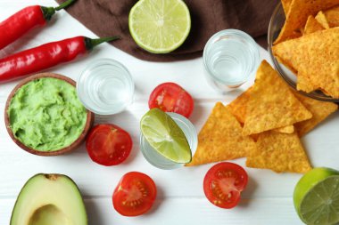 Tekila, guacamole ve cips ile parti konsepti