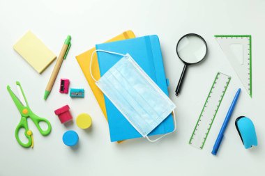 Beyaz arkaplan ve üst görünümde farklı kırtasiye