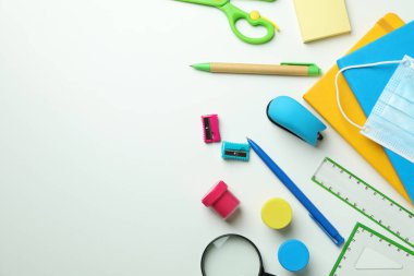 Beyaz arkaplanda farklı kırtasiye, metin için boşluk