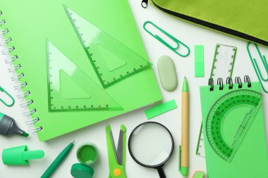 Beyaz arkaplan ve üst görünümde farklı yeşil kırtasiye