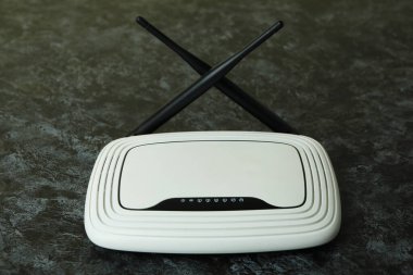 Siyah Smokey arkaplanda harici antenleri olan Wi-Fi yönlendirici