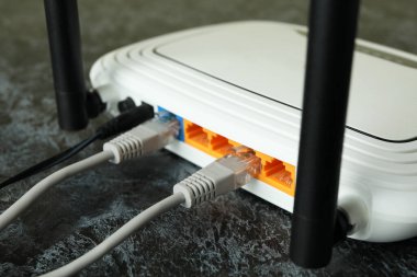 Wi-fi yönlendirici ve bağlantı kabloları, kapatın