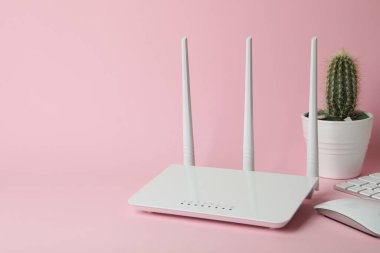 Pembe arka planda Wi-fi yönlendiricisi olan işyeri