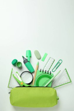 Beyaz arkaplanda farklı yeşil kırtasiye, metin için boşluk