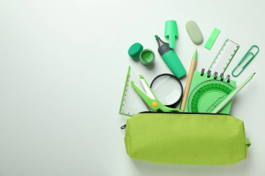 Beyaz arkaplanda farklı yeşil kırtasiye, metin için boşluk