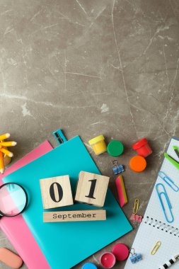 Gri dokulu arkaplan üzerine 1 Eylül kavramı