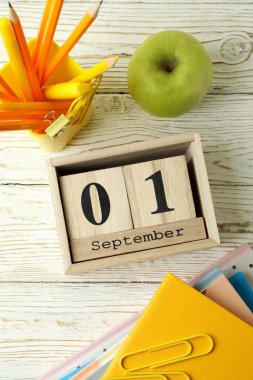 1 Eylül konsepti beyaz tahta masa üzerine