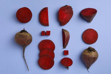 Menekşe arkaplanda doğranmış kırmızı pancar