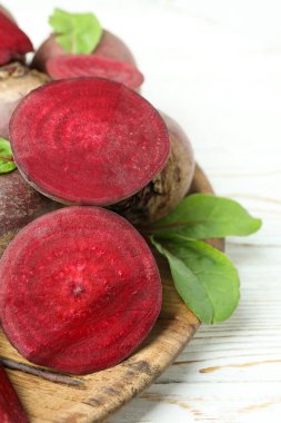 Beyaz ahşap masada olgun kırmızı pancar