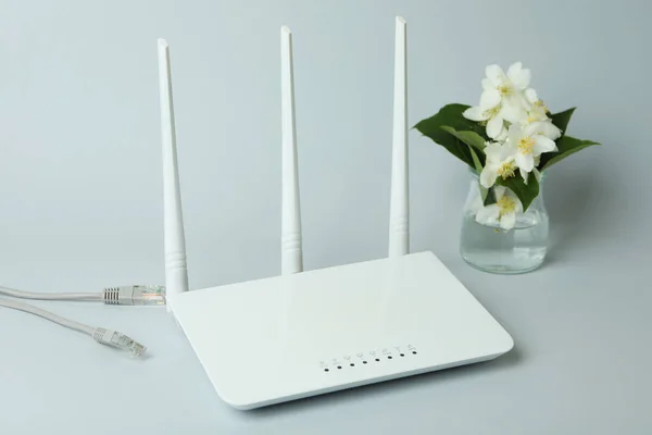 Router Bloemen Grijze Achtergrond — Stockfoto