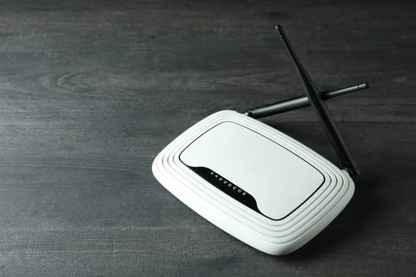 Router Met Externe Antennes Donkere Houten Achtergrond — Stockfoto