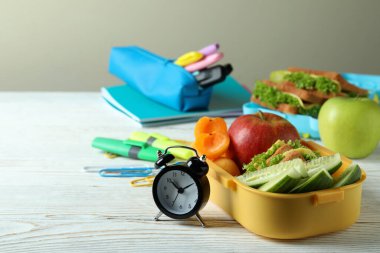 Beyaz ahşap masa üzerinde beslenme çantaları ile çalışma konsepti