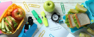 Beyaz ahşap masa üzerinde beslenme çantaları ile çalışma konsepti