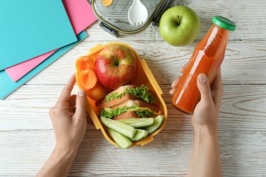 Beyaz ahşap masada beslenme çantasıyla ders çalış.