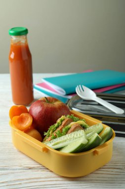 Beyaz ahşap masada beslenme çantasıyla ders çalış.