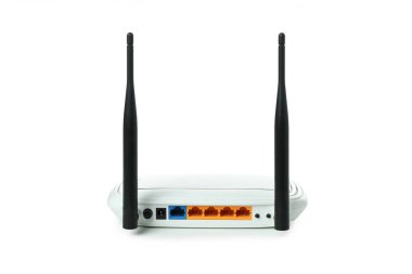 Beyaz arkaplanda dış antenleri izole edilmiş Wi-Fi yönlendirici