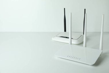 Beyaz arkaplanda harici antenleri olan Wi-Fi yönlendiricileri