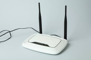 Gri arkaplanda harici antenleri olan Wi-Fi yönlendirici