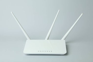 Gri arkaplanda harici antenleri olan Wi-Fi yönlendirici
