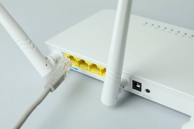Wi-fi yönlendirici ve bağlantı kablosu, kapatın.