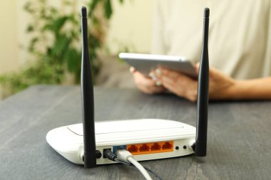 Gri ahşap masadaki Wi-fi yönlendirici, kapat.