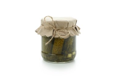 Beyaz arkaplanda izole edilmiş turşu kavanozu