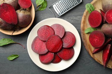 Gri ahşap masada taze kesilmiş pancarlar.