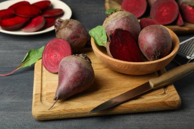 Gri ahşap masada taze pancarlar.