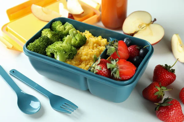 Caja Almuerzo Con Sabrosa Comida Sobre Fondo Blanco — Foto de Stock