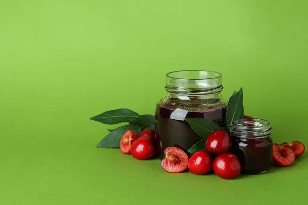 Mermelada Cereza Ingredientes Sobre Fondo Verde — Foto de Stock