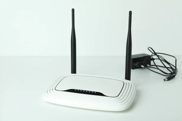 Router Εξωτερικές Κεραίες Και Βύσμα Λευκό Φόντο — Φωτογραφία Αρχείου