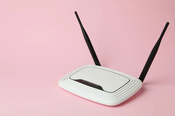 Router Zewnętrznymi Antenami Różowym Tle — Zdjęcie stockowe