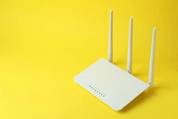Router Met Externe Antennes Gele Achtergrond — Stockfoto