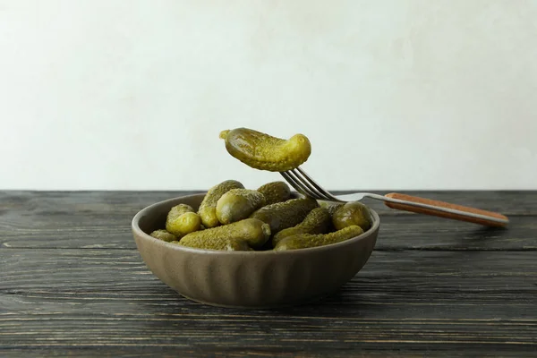 Skål Med Pickles Och Gaffel Träbord — Stockfoto